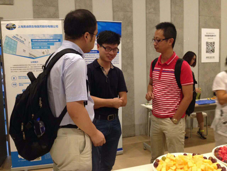 BBIN游戏CMC部分副主任黄冲和参会职员交流