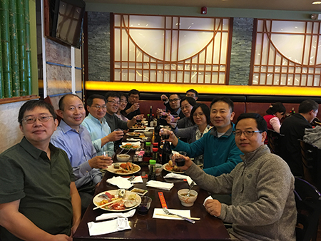 下届SAPA会长刘建博士（左），，，，BBIN游戏新泽西客户总监王建锋博士（右5）等专家碰杯庆佳节