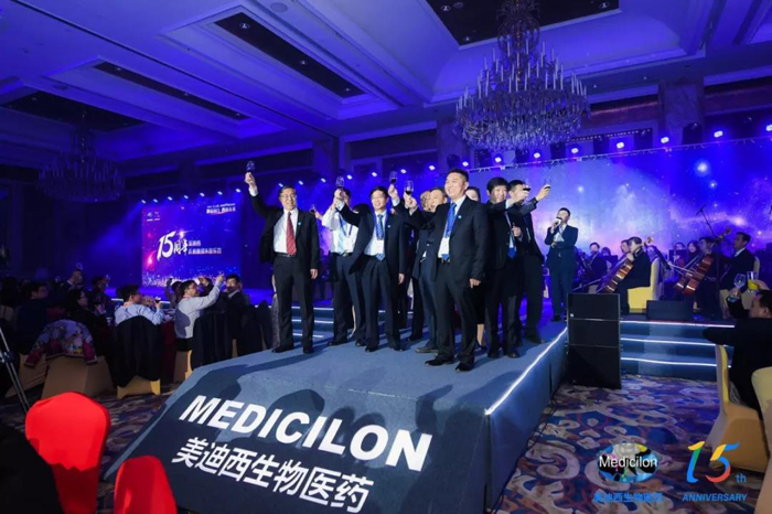 BBIN游戏CEO陈春麟携高管团队敬酒
