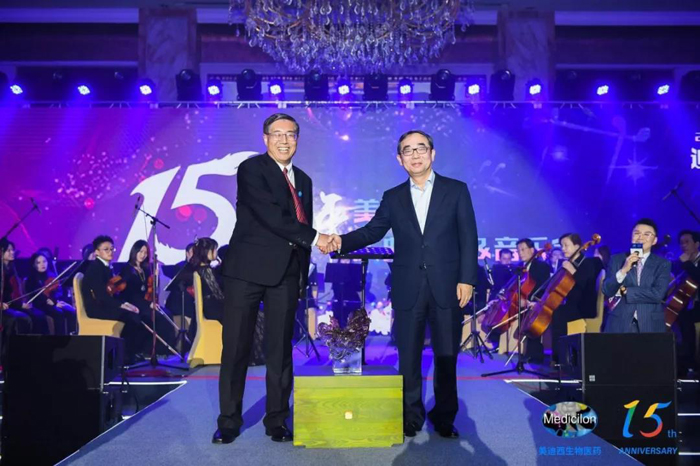 BBIN游戏CEO陈春麟（左）与恒瑞集团董事长孙飘扬（右）合影