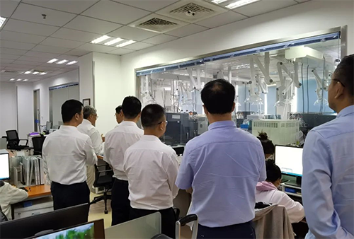 陈博士向导杨副市长一行人旅行了BBIN游戏规范化的先进实验室，，，解说了药物临床前的研发和IND申报流程。。。。。