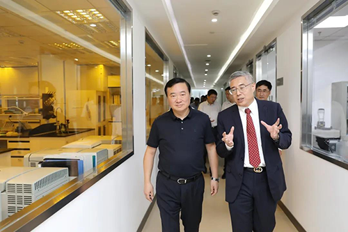 BBIN游戏生物医药首创人&CEO陈春麟博士等人向翁祖亮书记先容公司情形