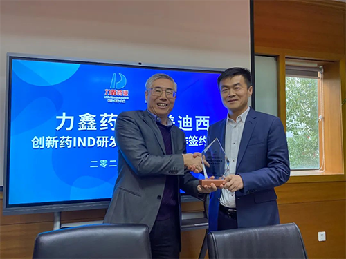 陈春麟博士代表BBIN游戏将战略相助同伴纪念牌赠予力鑫药业及高悦译董事长