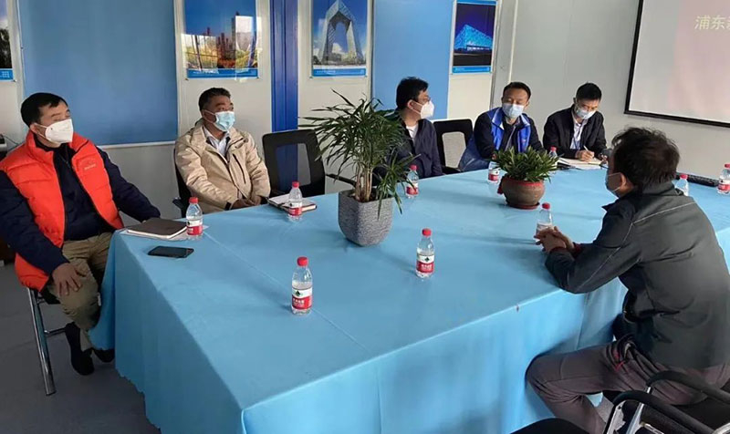 上海市浦东新区惠南镇杨扬镇长在走访BBIN游戏南汇园区.jpg