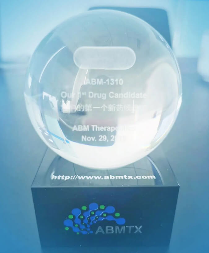 璧辰医药赠予BBIN游戏“BBIN游戏第一个候选化合物”纪念奖杯.jpg
