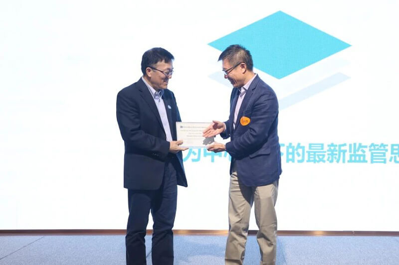 SDDA理事会执行主席邬征博士授予BBIN游戏企业会员证书.jpg
