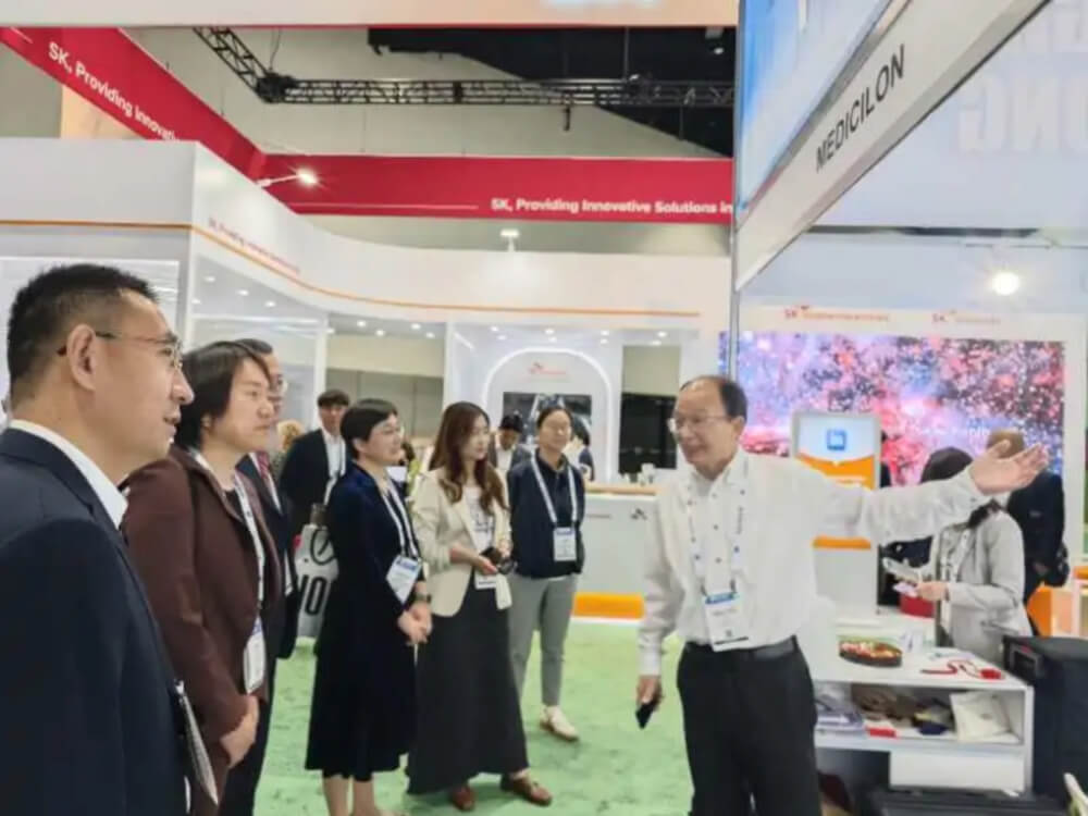 中国驻美国大使馆焦点参赞莅临并旅行BBIN游戏展台.jpg